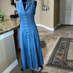 Vintage Jean dress with lace up back. Tag states M measures XS. Gr8 condition